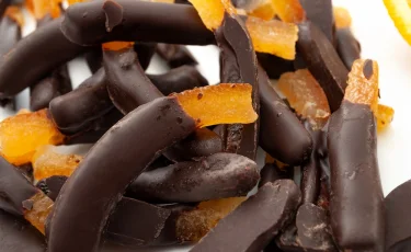 Вкусно, но опасно: какие конфеты не рекомендуют есть врачи