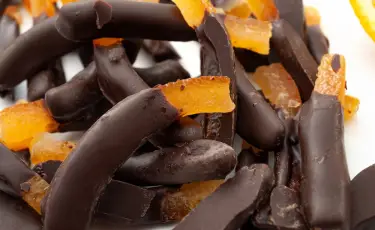 Вкусно, но опасно: какие конфеты не рекомендуют есть врачи