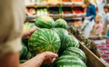 Не всем на пользу: кому врач не советует есть арбузы в жару