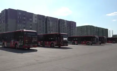 Красный в потоке: почему общественный транспорт Алматы меняет привычный цвет