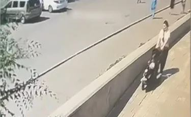Опасная прогулка: в Павлодаре на женщину с ребенком с высоты упал кусок льда