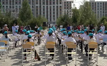 Алматыда 100 домбырашы бір мезетте «Балбырауын» күйін орындады