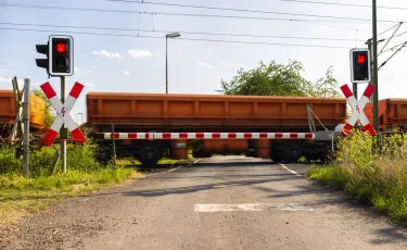 Опасный маневр: в мегаполисе локомотив протаранил КамАЗ