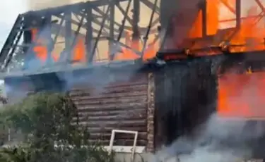В Костанае сгорели два дачных дома: МЧС вынесло из огня газовые баллоны