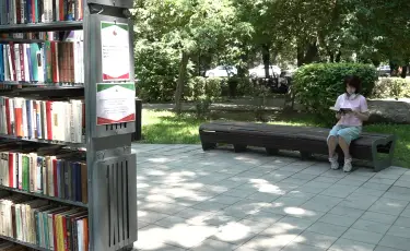 Ашық аспан астындағы кітапхана: Алматыдағы саябақтарда буккроссинг қалай дамып келеді