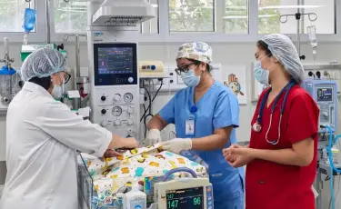 Екі айға созылған өмір үшін күрес: Тайландтан жеткізілген нәресте үйіне шығарылды