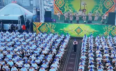 Арқалықта мың домбырашы бір мезетте күй орындады