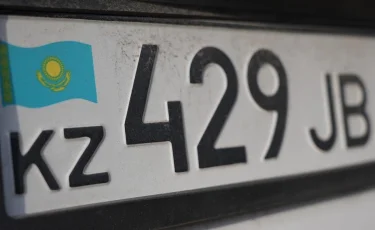 Павлодарец нарисовал себе автомобильные номера на картоне