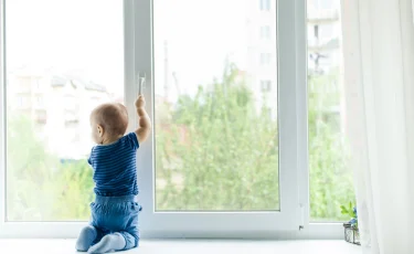 В Петропавловске 5-летний ребёнок выпал из окна второго этажа многоэтажки