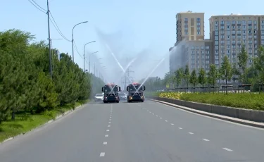 Аптап ыстық: Алматыда көшелерді суару және ауаға су бүрку жұмыстары күшейтіледі