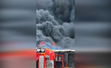 Ақтөбедегі базарлардың бірі отқа оранды