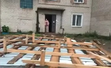 Сильный ветер сорвал крышу одной из многоэтажек в Акмолинской области