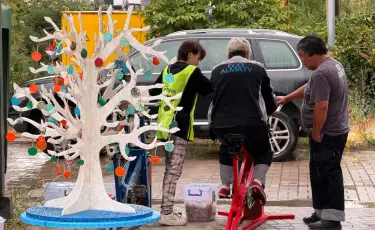 Жители Алматы сдали на переработку более 1200 пластиковых крышек во время экоакции