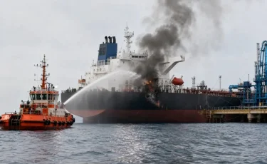 Удар по нефтяному маршруту: танкер с казахстанской нефтью атаковали в Чёрном море