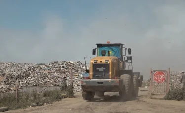 В Уральске второй день тушат пожар на полигоне твердо-бытовых отходов