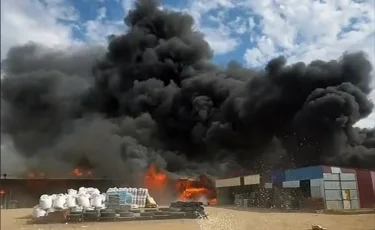 Огонь над рынком: в Актобе вспыхнули склады со стройматериалами