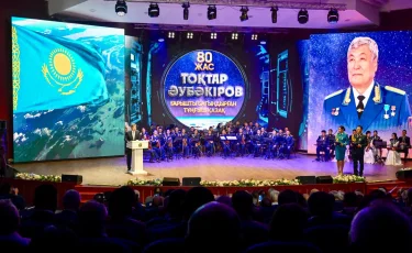 Олжас Бектенов поздравил Токтара Аубакирова с 80-летием