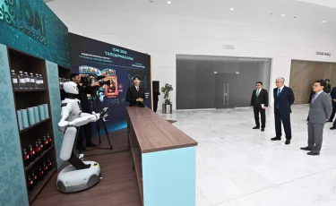 Президент автономды роботтың мүмкіндіктерімен танысты