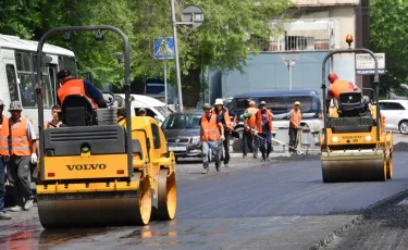 В Алматы продолжается средний ремонт участка улицы Ушкемпирова