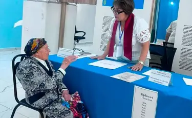 В Алматы 102-летняя жительница города проголосовала на выборах