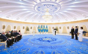 Президент наградил группу общественных деятелей государственными наградами