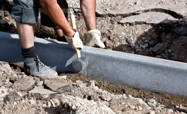 В Семее производят до тысячи дорожных бордюров в сутки