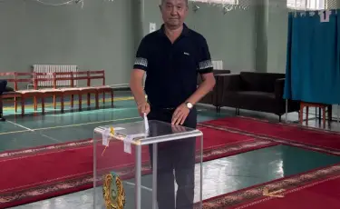 Руководитель фольклорно-этнографического ансамбля «Сазген сазы» Багдат Тлегенов проголосовал на выборах