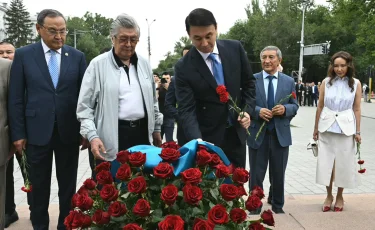 В Алматы прошла церемония возложения цветов к памятнику Абаю