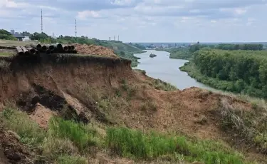 На грани обрушения: берег Есиля укрепляют после жалоб горожан