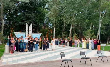 Очереди, фотозоны и первые избиратели: в Алматы на участках оживленная обстановка