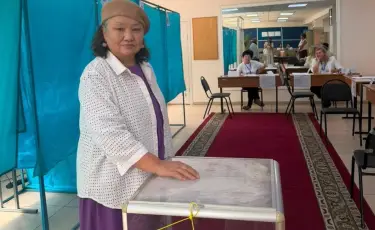 В Алматы заслуженная артистка Казахстана Гульжамал Казахбаева проголосовала на выборах в Құрылтай