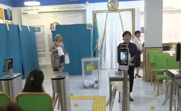 Как голосуют алматинцы на избирательных участках