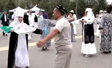 Национальные наряды, флаги и гимн: особая атмосфера царит на избирательных участках Алматы