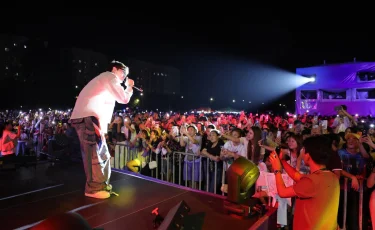 В Алматы на сцене ALMATY SUMMER FEST прозвучали песни Шәмши Калдаякова