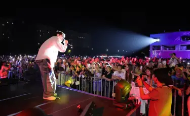В Алматы на сцене ALMATY SUMMER FEST прозвучали песни Шәмши Калдаякова
