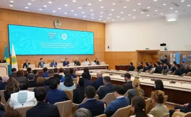 ЦИК вручила депутатам Құрылтай удостоверения и нагрудные знаки