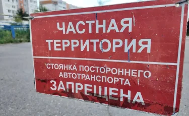 Забор между домами: спорный участок оставил жильцов без проезда