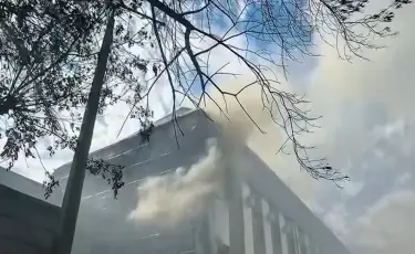 Оказалась в огненной ловушке: пожарные спасли женщину из горящего здания