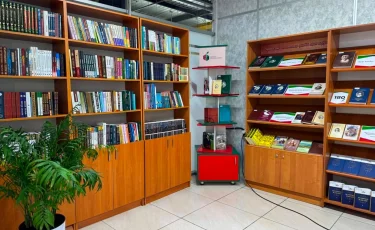 В Алматы впервые открылся пункт книговыдачи в торговом центре