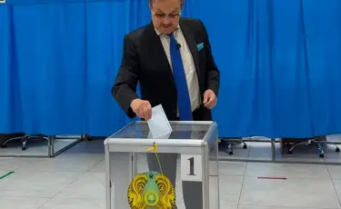 В Алматы одним из первых проголосовал народный артист РК Мурат Серкебаев