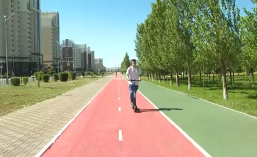 Қатаң талаптар күшіне енді: Елде самокат жүргізушілеріне тротуармен жүруге тыйым салынды