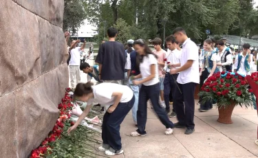 Абай звучит в унисон: сотни школьников Алматы исполнили «Көзімнің қарасы»