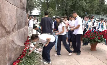 Абай звучит в унисон: сотни школьников Алматы исполнили «Көзімнің қарасы»