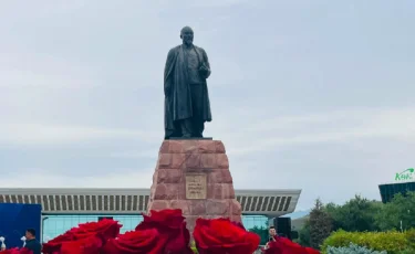 Касым-Жомарт Токаев поздравил казахстанцев с Днем Абая