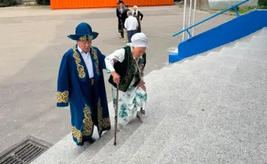 69-летний сын привёл 90-летнюю маму на выборы в Алматы