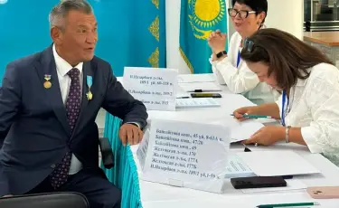 В Алматы заслуженный деятель РК Амантай Бергалиев проголосовал на выборах в Құрылтай