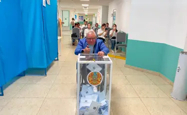 Член Общественного совета Алматы до участка голосования добрался на инватакси