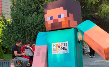 В Алматы на выборах в Құрылтай появился персонаж из Minecraft