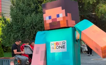 В Алматы на выборах в Құрылтай появился персонаж из Minecraft