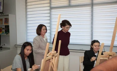 Аида Балаева Ұлттық өнер музейіндегі «Арт-зертхана» көркемсурет студиясымен танысты